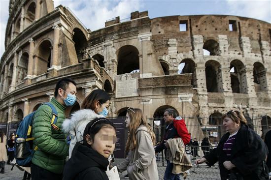 2月2日 戴着口罩在罗马竞技场门口的亚洲游客 Faba Frustaci 图